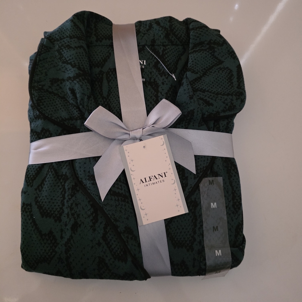 🔥ALFANI Ultra Super Soft 2-Piece Pajama Set Green Snake Print - Picture 2 of 6